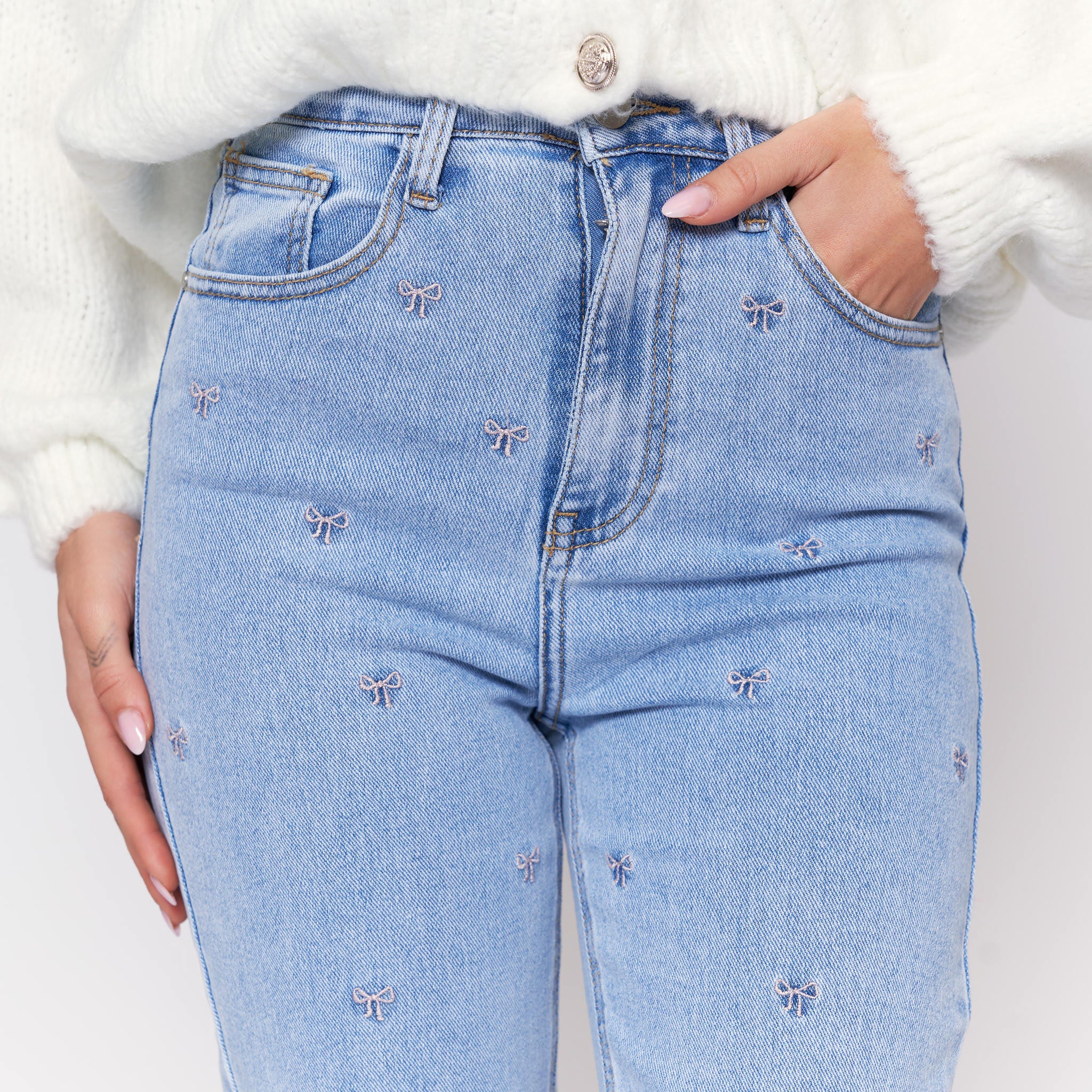 High-Waiste Jeans mit Schleifen